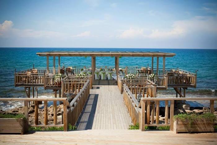 Zambak Holiday Village & Restaurant Superb Seafront Location ! Agios Georgios  外观 照片